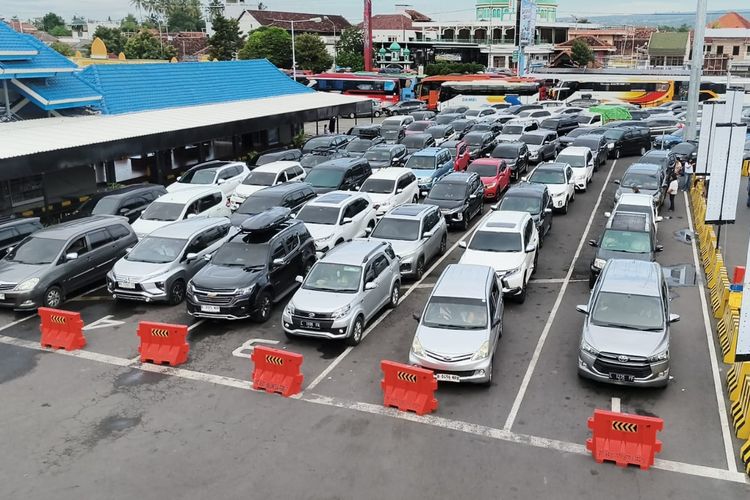 Pelabuhan Ketapang Macet 1 Km Usai Kembali Dibuka, Bus Terjebak 12 Jam