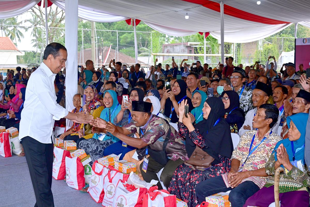 Presiden Joko Widodo mengecek penyaluran bantuan pangan cadangan beras pemerintah (CBP) saat melakukan kunjungan kerja ke Lapangan Sepak Bola Klumpit Tingkir, Kota Salatiga, Jawa Tengah, Senin (22/1/2024).
