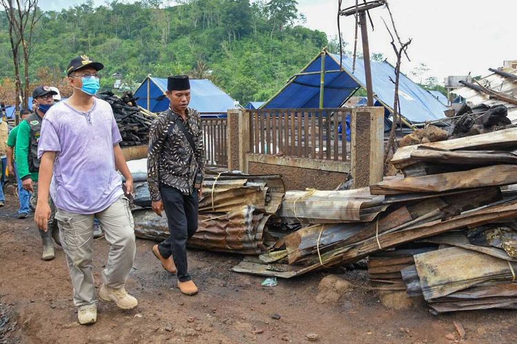 Gubernur NTB, Zulkieflimansyah mengunjungi korban kebakaran di Desa Baturotok, Sumbawa.