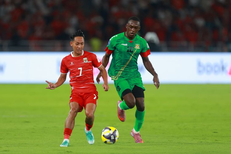 Beckham Putra (7) mengoper bola dalam laga FIFA Series 2026 Timnas Indonesia vs Saint Kitts and Nevis yang digelar di Stadion Utama Gelora Bung Karno, Jumat (27/3/2026).