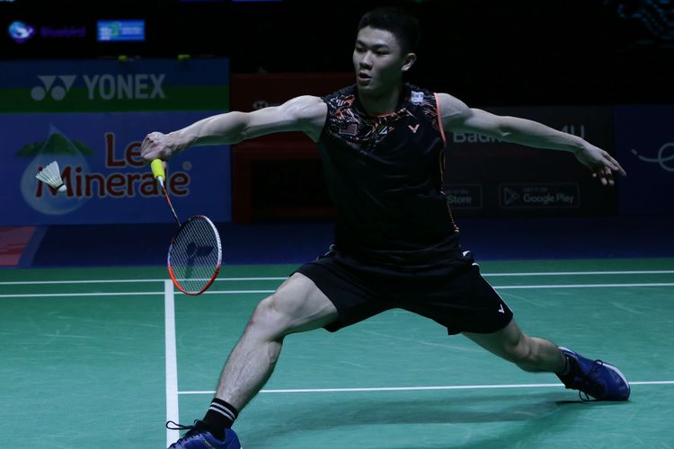 Tunggal putra Malaysia, Lee Zii Jia bertanding melawan tunggal putra Denmark, Viktor Axelsen pada laga semifinal Indonesia Open 2022 di Istora Senayan, Jakarta, Sabtu (18/6/2022). Lee Zii Jia gagal ke babak final setelah kalah dengan skor 21-19, 11-21, dan 21-23.