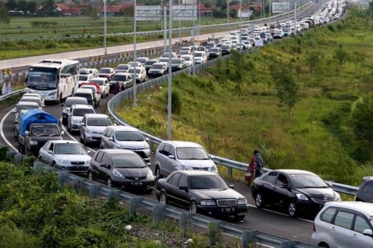 Kemacetan mengular sepanjang 18 kilometer di ruas tol Pejagan - Brebes Timur, Jawa Tengah, Jumat (01/07/2016). Puncak arus mudik diperkirakan terjadi pada H-3 lebaran.