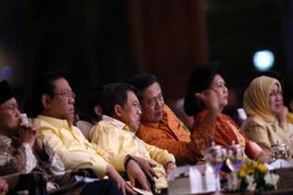 Presiden Susilo Bambang Yudhono berbincang dengan Wakil Presiden yang juga Ketua Umum Partai Golkar Muhammad Jusuf Kalla saat pembukaan acara Rapat Pimpinan Nasional ke-IV dan HUT ke-44 Partai Golkar di Jakarta Convention Center, Jakarta, Jumat (17/10) malam.