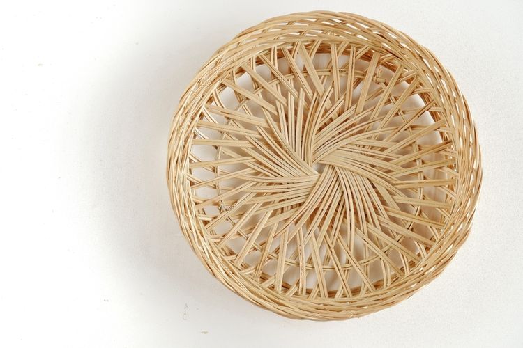 Ilustrasi piring bambu. Piring bambu harus ditiriskan setelah dicuci.