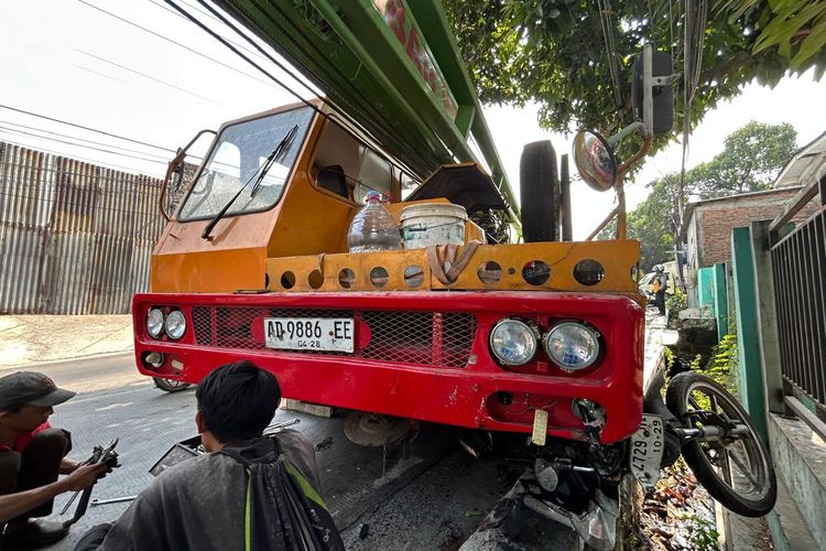 Diduga Rem Blong, Truk Crane Tabrak 10 Pengendara Motor di Solo
