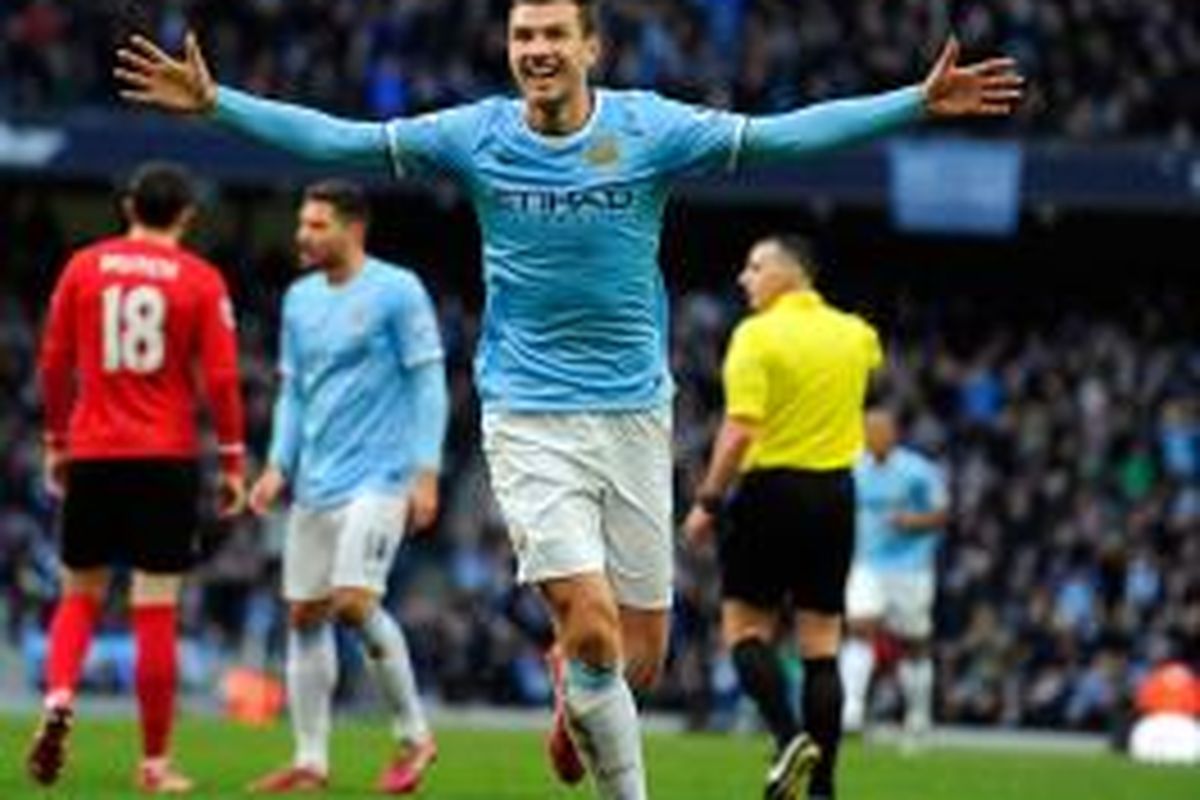 Striker Manchester City, Edin Dzeko, saat merayakan gol pertama timnya ke gawang Cardiff City pada lanjutan Premier League di Etihad Stadium, Sabtu (18/1/2014). City menang 4-2 pada laga tersebut. 
