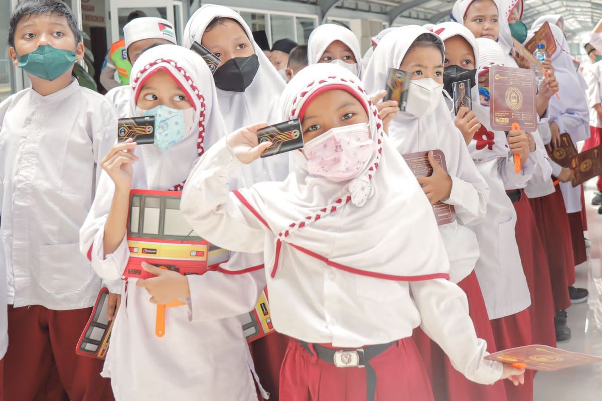 Memperingati Hari Anak Nasional, siswa-siswi sekolah dasar di wilayah Jabodetabek berwisata ke Stasiun Jakarta Kota dan Stasiun Tanjung Priok, Jakarta, pada Jumat (22/7/2022). 