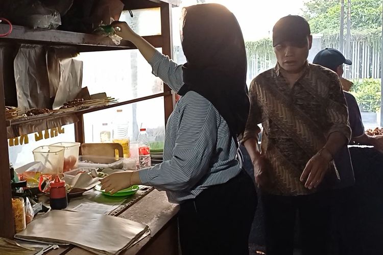 Warung Sate RSPP Pak Muri semakin laris manis usai didatangi aktor Korea Ji Chang Wook dan pasang banner, berlokasi di daerah Kebayoran Baru, Jakarta Selatan, Jumat (17/5/2024).