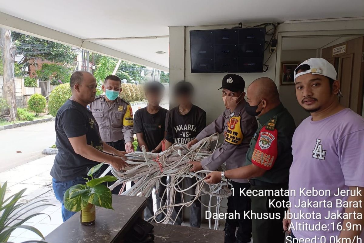 Tiga pelaku pencurian rumah kosong ditangkap dan dibawa ke Mapolsek Kebon Jeruk, Rabu (29/3/2023).