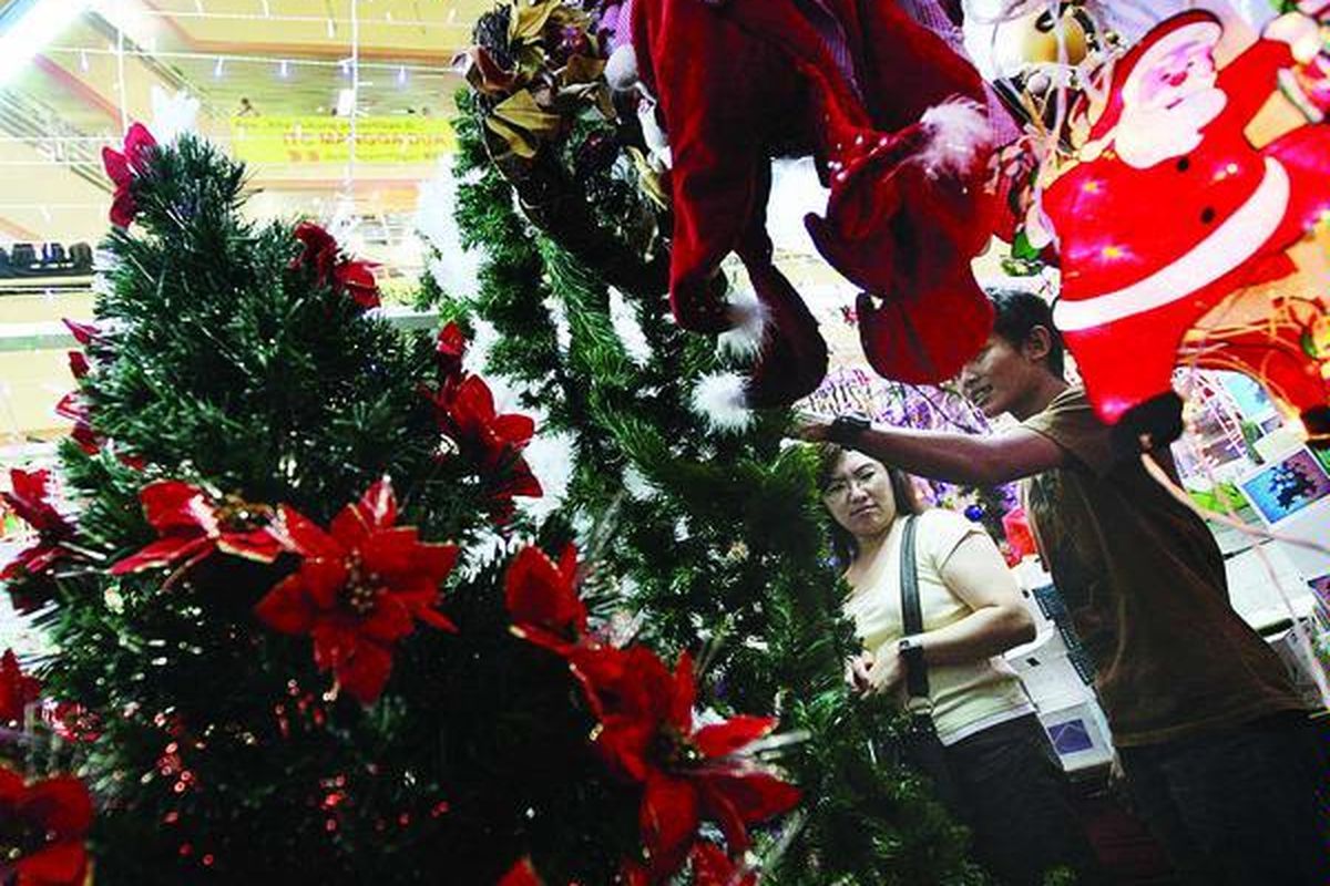 Konsumen memilih pernak-pernik natal di ITC Mangga Dua, Jakarta, Sabtu (11/12). Menjelang Natal, banyak pembeli mencari hiasan natal seharga puluhan ribu hingga puluhan juta rupiah.