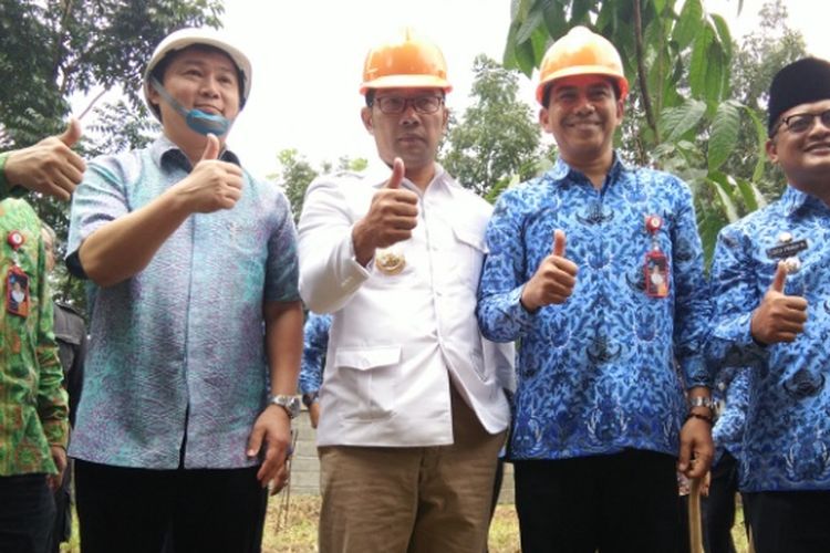 Wali Kota Bandung bersama jajaran direksi PDAM Tirtawening saat melakukan groundbreaking Tirtawening Discovery Park di Jalan Tamansari, Jumat (17/3/2017)