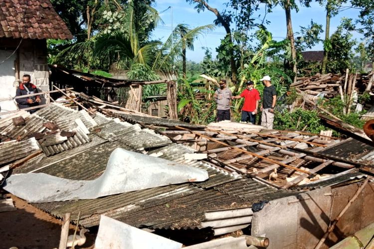 Bangunan rumah milik warga di Desa Bence, Kecamatan Garum, Kabupaten Blitar roboh akibat hujan deras pada Kamis (12/5/2022) malam.
