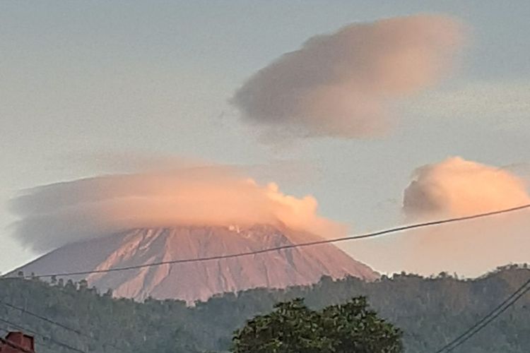 Puncak kawah Gunung Semeru ditutupi awab tebal pagi ini, Selasa (20/12/2022)