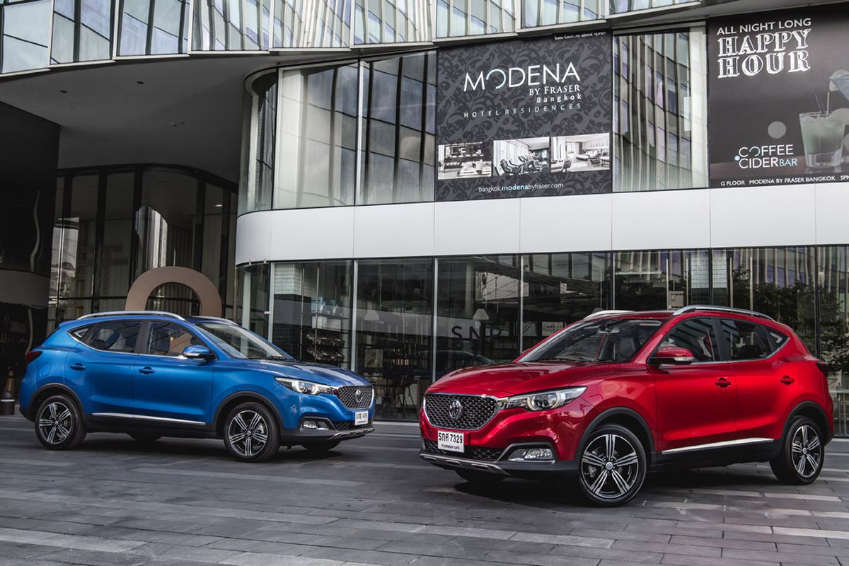 MG Motor Indonesia resmi menghadirkan MG ZS, Selasa (24/3/2020). Produk SUV ini hadir dengan beberapa fitur menarik dengan dua varian yakni Excite Rp 255,8 juta serta Ignite yang dibanderol Rp 289,8 juta. Di akhir perkenalan ZS, managemen MG Motor Indonesia juga memperlihatkan MG HS produk yang sebentar lagi juga akan dibawa ke Indonesia.