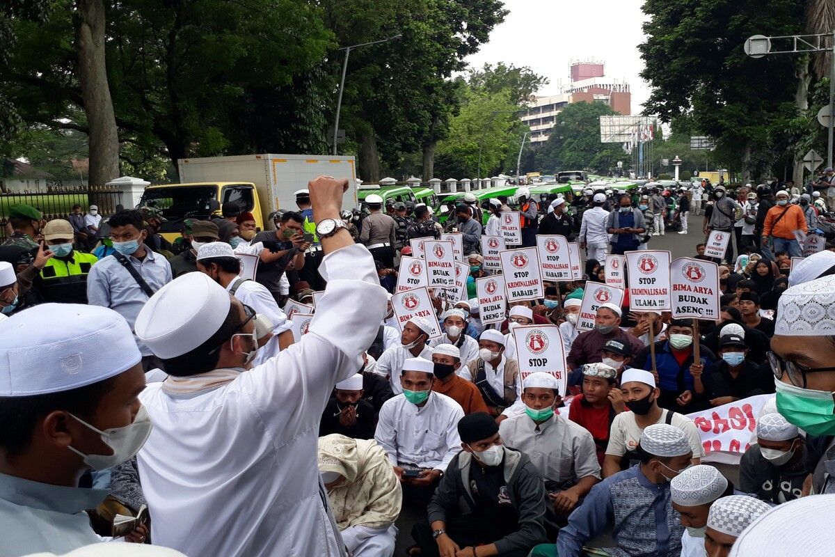 Massa pendukung Rizieq Shihab di Kota Bogor, Jawa Barat, menggelar aksi unjuk rasa, Jumat (11/6/2021). Mereka menuntut pembebasan Rizieq Shihab dan menuding Wali Kota Bogor, Arya Bima, sebagai orang yang bertanggung jawab dalam perkara yang dialami Rizieq.