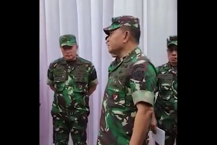 KASAD Jenderal TNI Dudung Abdurachman (tengah), saat meninjau progres pembangunan asrama Kompi Bantuan Yonmek 516/CY di Desa Wedoroanom, Kecamatan Driyorejo, Gresik, Jawa Timur.