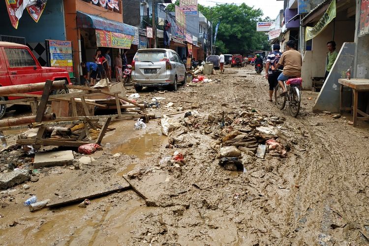 Perumahan Pondok Gede Permai, Jatiasih, Kota Bekasi, Jumat (3/1/2020), usai digempur banjir sejak Rabu (1/1/2020).