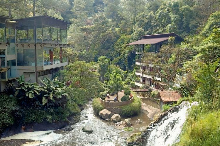 Curug Maribaya atau Curug Cikawari di Kabupaten Bandung Barat.