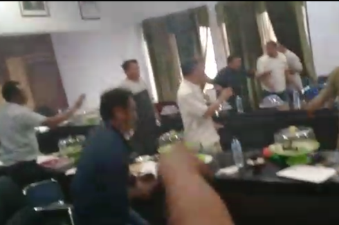 Ketua DPRD Bombana Cabut Badik, Rapat Internal Jadi Ricuh