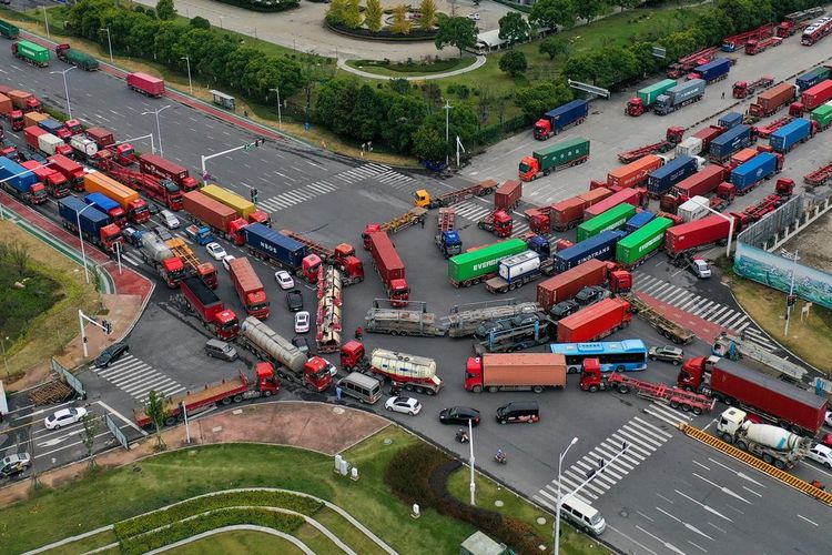 Foto tak bertanggal yang menunjukkan antrean truk kontainer di Nanjing, China.