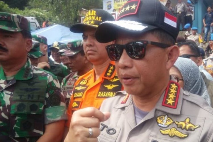 Kapolri Jenderal Tito Karnavian saat meninjau pencarian korban kapal KM Sinar Bangun di dermaga Pelabuhan Tigaras, Kamis (21/6/2018) siang. 
