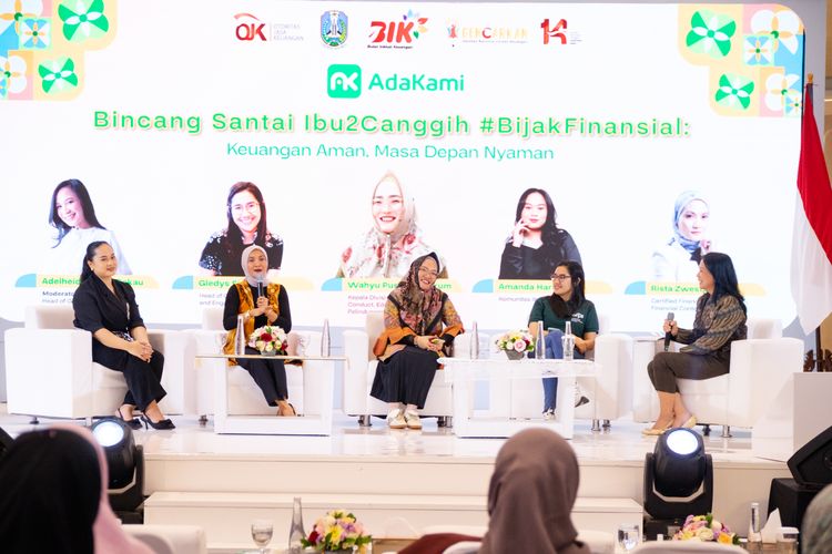 Dari kiri ke kanan: Brand and Community Lead Ibu2Canggih Amanda Harmanie; Perencana Keuangan Profesional Rista Zwestika; Kepala Divisi Pengawasan Perilaku Pelaku Usaha Jasa Keuangan, Edukasi, dan Pelindungan Konsumen Otoritas Jasa Keuangan (OJK) Provinsi Jawa Timur ? Wahyu Puspitaningrum; Head of Corporate Affairs & Engagement Asosiasi Fintech Pendanaan Bersama Indonesia (AFPI) Gledys Sinaga; dan Head of Government Relations AdaKami Adelheid Helena Bokau dalam sesi talkshow edukatif bertema ?Bincang-Bincang Ibu2Canggih Bijak Finansial: Keuangan Aman, Masa Depan Nyaman? di ajang FinExpo Surabaya 2025.