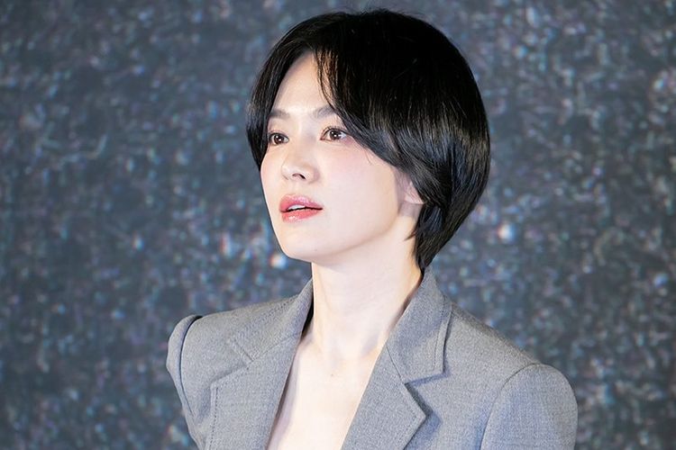 Song Hye Kyo dengan gaya rambut tapered bob.