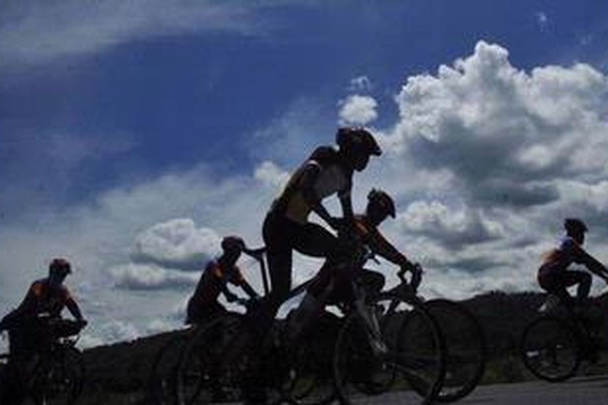 Perjalanan etape ke-5 tim Kompas Jelajah Sepeda Jakarta-Palembang dari Baturaja, Ogan Komering Ulu menuju Tanjung Enim, Muara Enim, Sumatera Selatan, Senin (7/11). Pada etape ini tim menempuh jarak sekitar 100 kilometer.