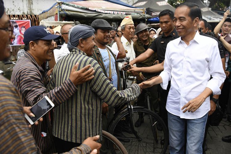 Calon Presiden petahana Joko Widodo (kanan) menyapa masyarakat saat menghadiri Deklarasi Dukungan Koalisi Alumni Diponegoro di kawasan Kota Lama Semarang, Jawa Tengah, Minggu (3/2/2019). Koalisi Alumni Diponegoro yang terdiri dari alumni sejumlah perguruan tinggi di Jawa Tengah mendeklarasikan dukungan untuk memenangkan pasangan nomor urut 01 Capres-Cawapres Joko Widodo-Maruf Amin pada Pilpres mendatang.