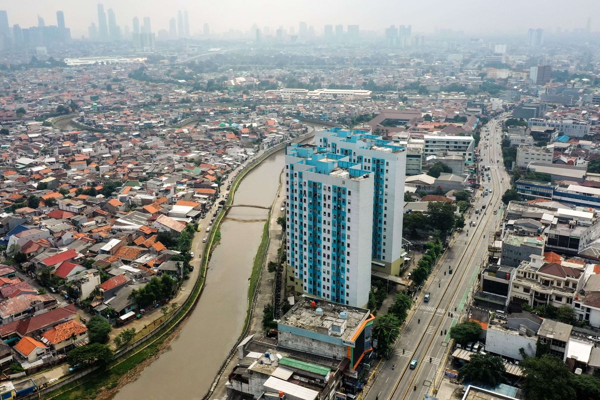 Rusunawa Jatinegara Barat, Jakarta Timur, Kamis (17/6/2021). Sebagian besar penghuni rusunawa ini adalah warga Kampung Pulo yang digusur saat proyek normalisasi Kali Ciliwung tahun 2015.