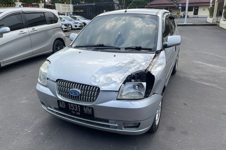 Keadaan mobil Kia Picanto yang tertabrak Kereta Batara Kresna saat lintasi simpang tiga Jalan Kalimosodo - Jalan Slamet Riyadi, Kampung Baru, Pasar Kliwon, Kota Solo, Jawa Tengah, Senin (17/4/2023).