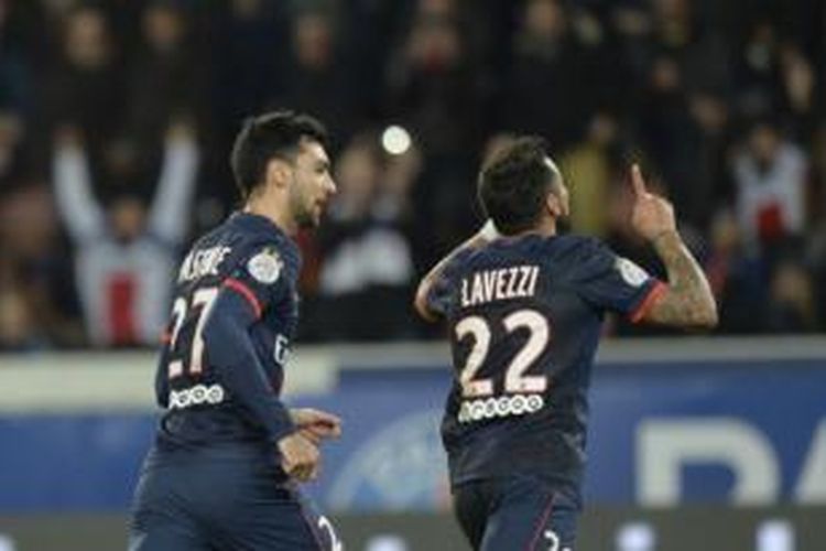 Striker Paris Saint-Germain, Ezequiel Lavezzi (kanan), merayakan gol yang dicetak ke gawang Valenciennes pada laga Ligue 1 di Stadion Parc des Princes, Paris, Jumat (14/2/2014).