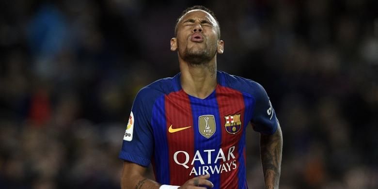 Penyerang FC Barcelona, Neymar, terlihat kecewa setelah gagal memanfaatkan peluang dalam laga La Liga kontra Malaga, di Stadion Camp Nou, Sabtu (19/11/2016).