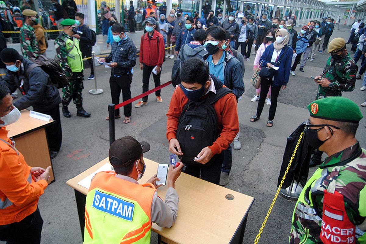 Sejumlah calon penumpang mengantre saat pemeriksaan dokumen Surat Tanda Registrasi Pekerja (STRP) di Stasiun Bogor, Jawa Barat, Senin (13/7/2021). Kementerian Perhubungan mengeluarkan aturan soal kewajiban membawa STRP atau surat tugas bagi pengguna KRL Commuterline yang berlaku mulai Senin (13/7/2021) di masa Pemberlakuan Pembatasan Kegiatan Masyarakat (PPKM) Darurat.