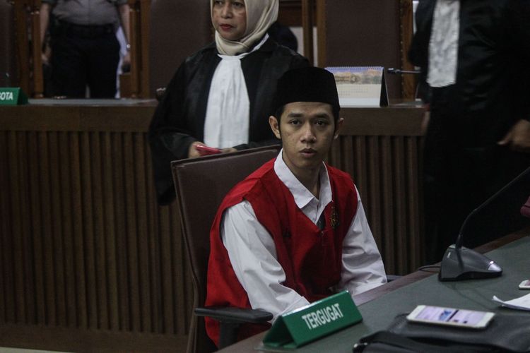 Lutfi Alfiandi, pemuda yang fotonya viral sedang membawa bendera Merah Putih saat kerusuhan di kawasan DPR, Jakarta, September 2019, menahan tangis sebelum pembacaan vonis di Pengadilan Negeri Jakarta Pusat, Kamis (30/1/2020). Ia divonis empat bulan penjara atas kasus tindak pidana kejahatan terhadap aparat.(KOMPAS.com/M LUKMAN PABRIYANTO)