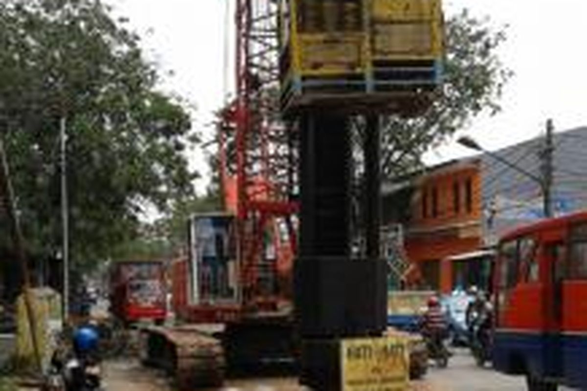 Proyek pengerjaan Jembatan Bendungan Melayu di Jalan Plumpang Semper, Koja, Jakarta Utara, Selasa (15/4/2014).