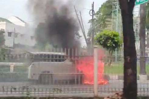 Berniat Jemput Majikan, Mobil Alphard yang Dikendarai Sopir Terbakar di Pondok Indah