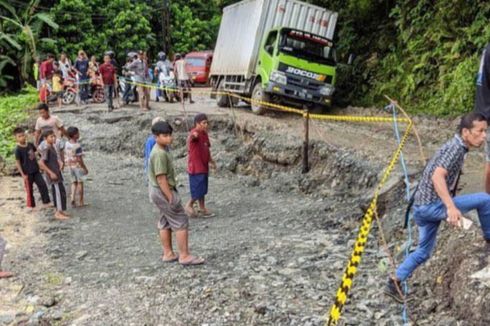 Jalan Ambles 15 Meter, Akses ke Desa Adat Baduy Terputus