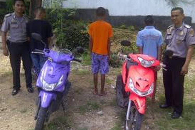 Tiga orang pelajar yang mencuri 2 unit sepeda motor, tengah diamankan polisi di Polsek Oebobo