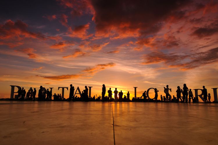 ILUSTRASI - Matahari terbenam di Pantai Losari, Makassar, Sulawesi Selatan. Foto diambil pada tahun Desember 2009.