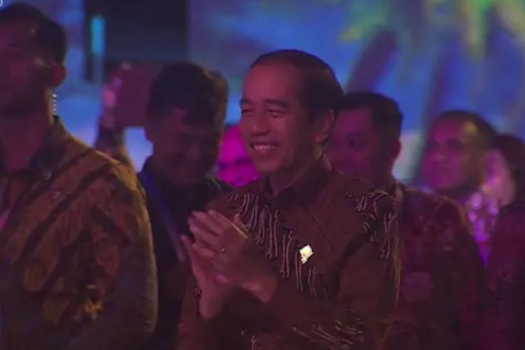 Presiden Joko Widodo di acara gala dinner dalam rangka Konferensi Tingkat Tinggi (KTT) Negara-Negara Pulau dan Kepulauan atau Archipelagic and Island States (AIS) Forum 2023 di Bali, pada Selasa (10/10/2023).