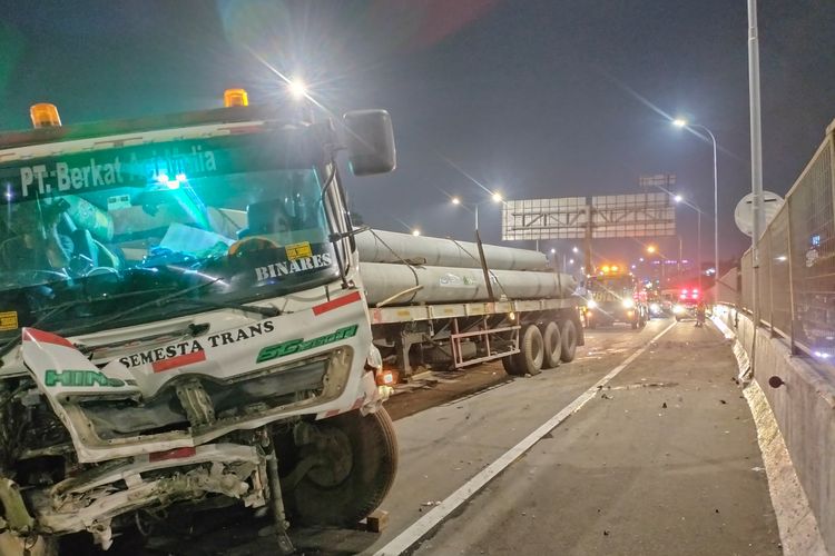 Truk Trailer Muatan Beton Tabrak Pagar Dekat Exit Tol Kamal, Sopir Diduga Mengantuk