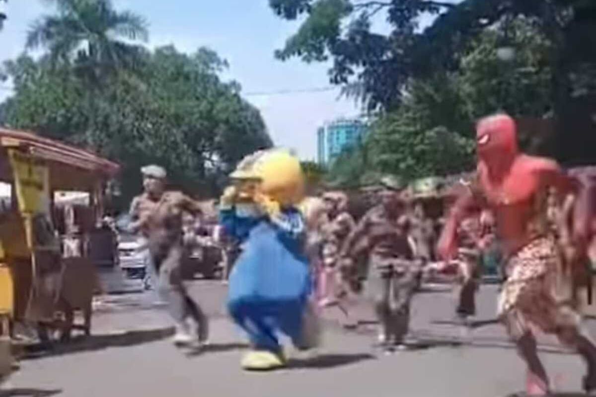 Aksi kejar-kejaran antara anggota Satpol PP Kota Bandung dengan cosplayer superhero dan hantu di Jalan Banceuy, Kota Bandung, Jawa Barat viral di media sosial.