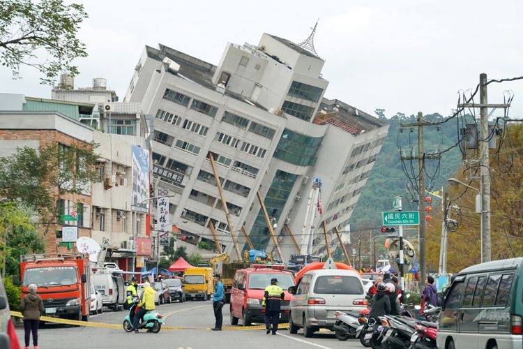 Gempa berkekuatan 6,4 SR mengguncang kota Hualien, Taiwan, menyebakan empat orang tewas dan 200 lainnya terluka. (AFP/Paul Yang)