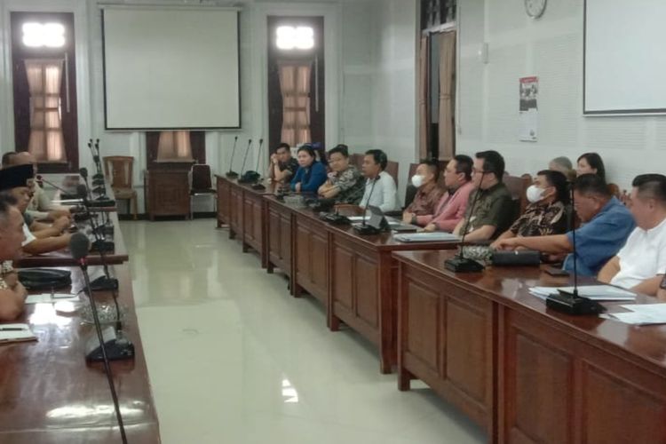 Hearing antara 13 pemilik tenant korban kebakaran Mall Malang Plaza dengan Komisi B DPRD Kota Malang dan pihak pemilik saham. 