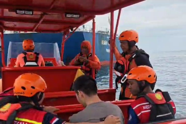 Evakuasi kru kapal MV.ASAHI BULKER yang alami gangguan pendarahan di pencernaan, pada Sabtu (11/10/2025). 