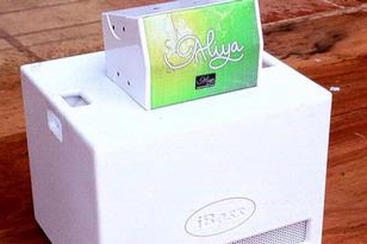Mulai acara siraman, akad nikah, hingga resepsi pernikahan, yang terlihat hanya sejumlah speaker berukuran separuh dus mi instan dengan warna dasar putih dan grill hijau muda ini.