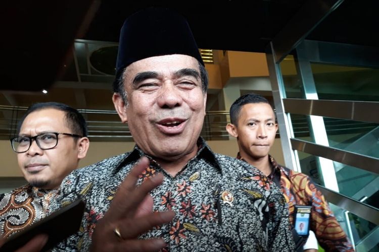 Menteri Agama, Fachrul Razi,seusai mengikuti pengukuhan guru besar UMY kepada Ketua Umum Pengurus Pusat Muhammadiyah, Haedar Nashir di UMY Kamis (12/12/2019).