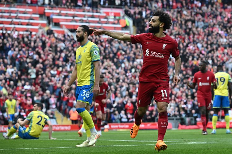 Penyerang Liverpool Mohamed Salah merayakan gol usai mencetak gol pada pertandingan Liga Inggris antara Liverpool vs Nottingham Forest di Anfield di Liverpool, Inggris, pada 22 April 2023.