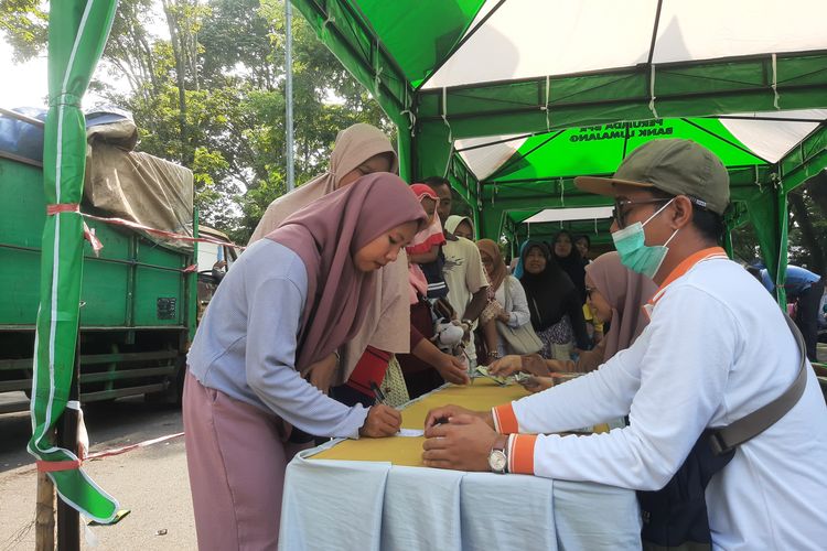 Antrean gerakan pangan murah di KWT Lumajang, Jumat (8/3/2024)